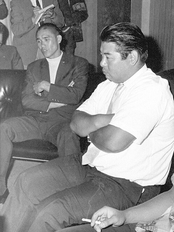1969年、「東京ドラゴンズ」の森徹監督（右）は疲れた表情でベネズエラから帰国53年前、世界プロ野球リーグで戦った「謎の日本人チーム」の正体＞＞　　写真＝共同通信