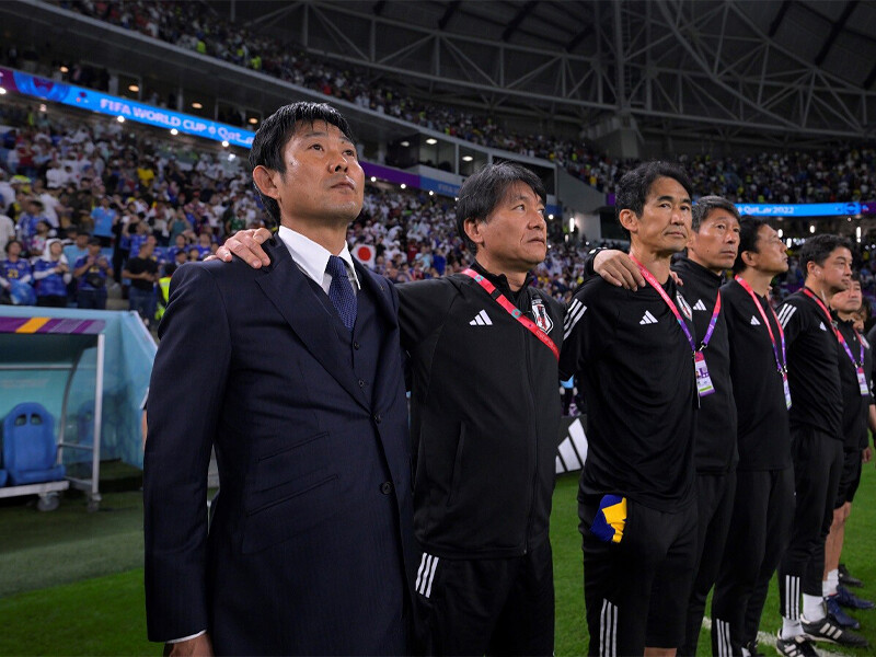 カタールＷ杯で日本をベスト16に導いた森保一監督（左）サッカー日本代表の次期監督は誰がいいか。識者５人が考えた理想と現実、その理由＞＞　　photo by JMPA