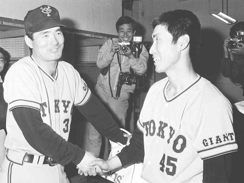 1974年、勝ち投手の小川と握手する長嶋。この年で引退し、翌年は監督に「長嶋さんの野球はしっちゃかめっちゃか」。５年で巨人をやめた投手＞＞　　写真＝共同通信社