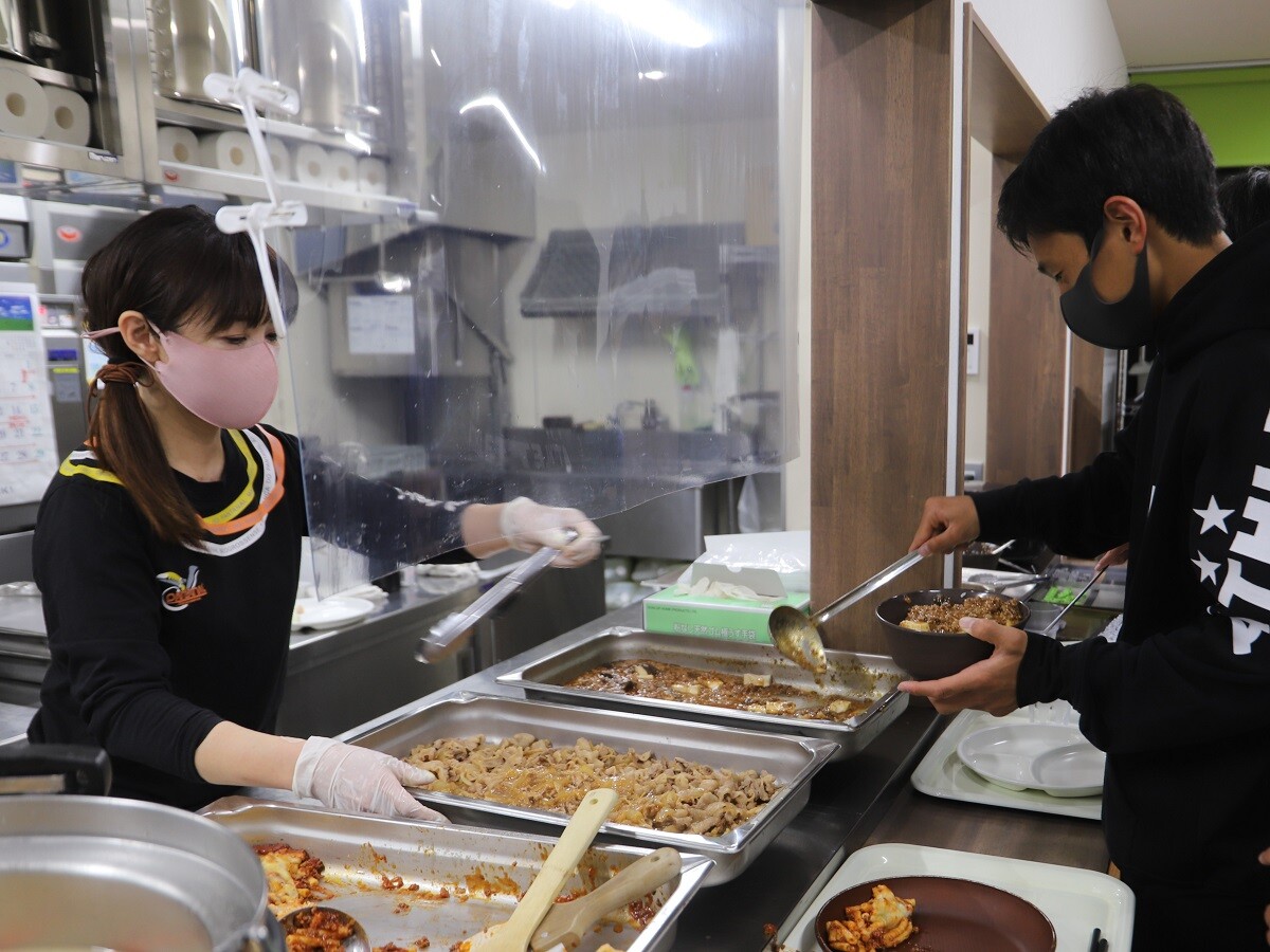 食事をしっかり摂れる環境を整えた帝京長岡高校photo by Morita Masayoshi記事を読む＞高校サッカーの「寮生活」が激変。洗濯は業者、1人部屋でプライベートも確保…選手はその充実ぶりで学校を選んでいる