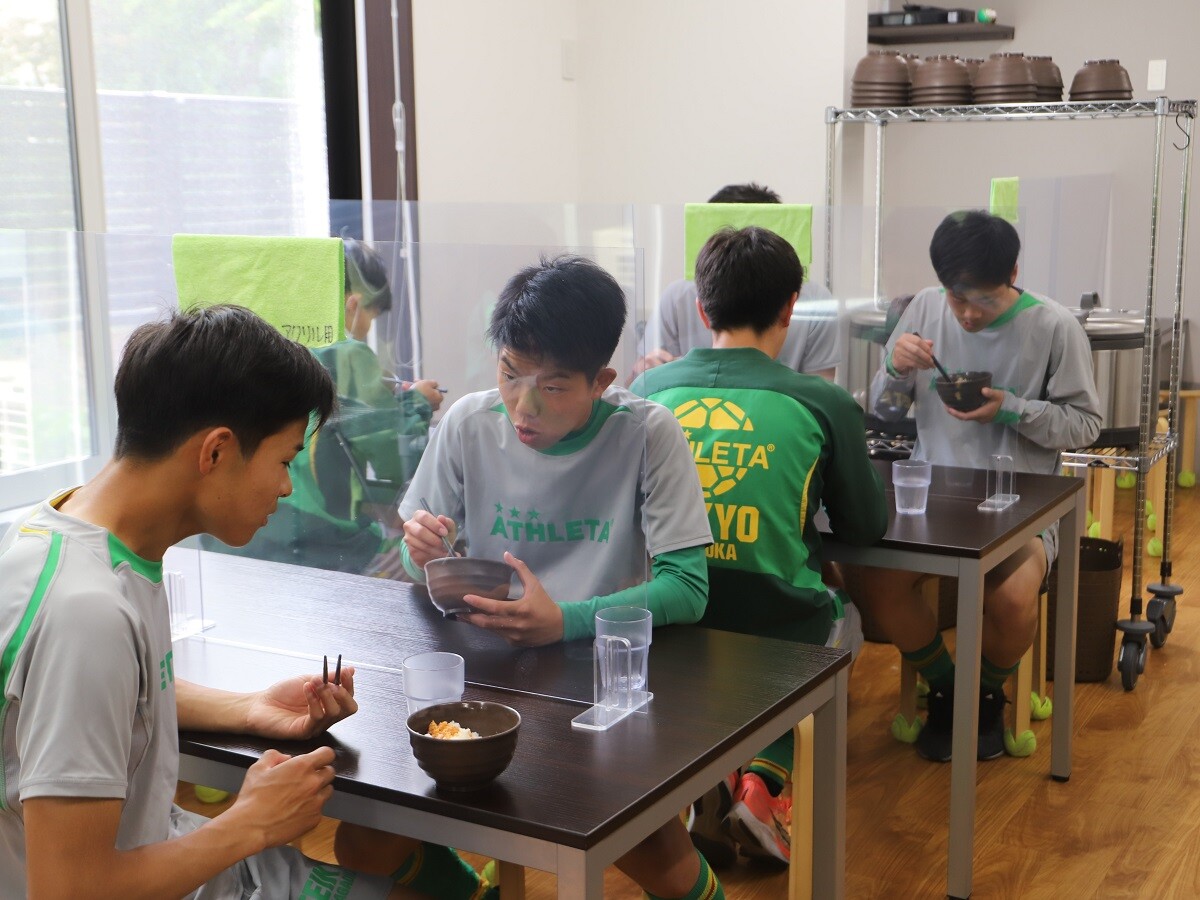 食事をしっかり摂れる環境を整えた帝京長岡高校photo by Morita Masayoshi記事を読む＞高校サッカーの「寮生活」が激変。洗濯は業者、1人部屋でプライベートも確保…選手はその充実ぶりで学校を選んでいる