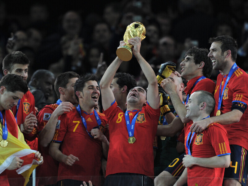 南アフリカＷ杯で世界の頂点に立ったスペイン代表スペイン代表、黄金期から凋落へ。日本がつけ込むべきポイントは見えている＞＞　　photo by Akagi Shinji