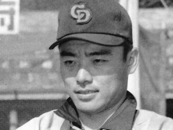 中日ドラゴンズで活躍した江藤慎一(中央)。左は寺田陽介、右は長谷川繁雄。(1962年2月24日撮影/写真:産経新聞社)記事を読む>>【第1回】王貞治が「特別な存在だった」と讃える男。江藤慎一は史上初めて両リーグで首位打者となった