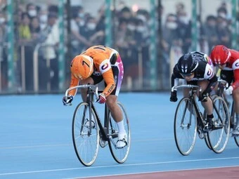 先行でレースを引っ張る奥井 photo by Takahashi Manabu 記事>>