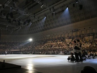 羽生結弦 大型写真集『光 -Be the Light-』>>