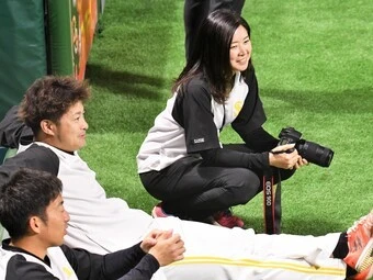 「ホークスと結婚した女」球団オフィシャルリポーター・加藤和子さんフォト集