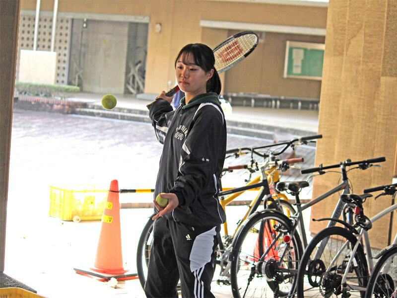 校内練習時にテニスボールでノックを行なう永野さん甲子園初の女子マネノッカーはネットの中傷に「怖くなることも…」 城東・永野悠菜を支えた監督と選手の言葉＞＞　　photo by Terashita Tomonori