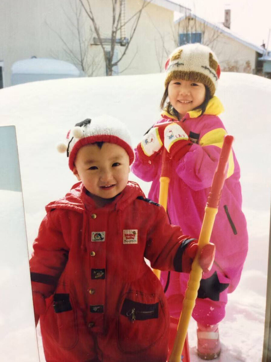 幼い頃の藤澤五月（左）。右は姉ロコ・ソラーレ藤澤五月が初恋の相手を明かす。小学生の頃に抱いた「将来の夢」とは？＞＞　　写真：本人提供
