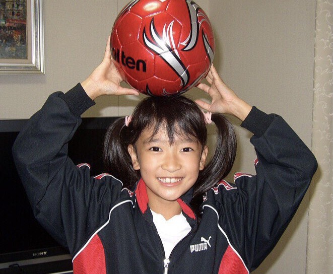 子どもの頃の眞嶋さん。３歳からサッカーを始めた写真／本人提供