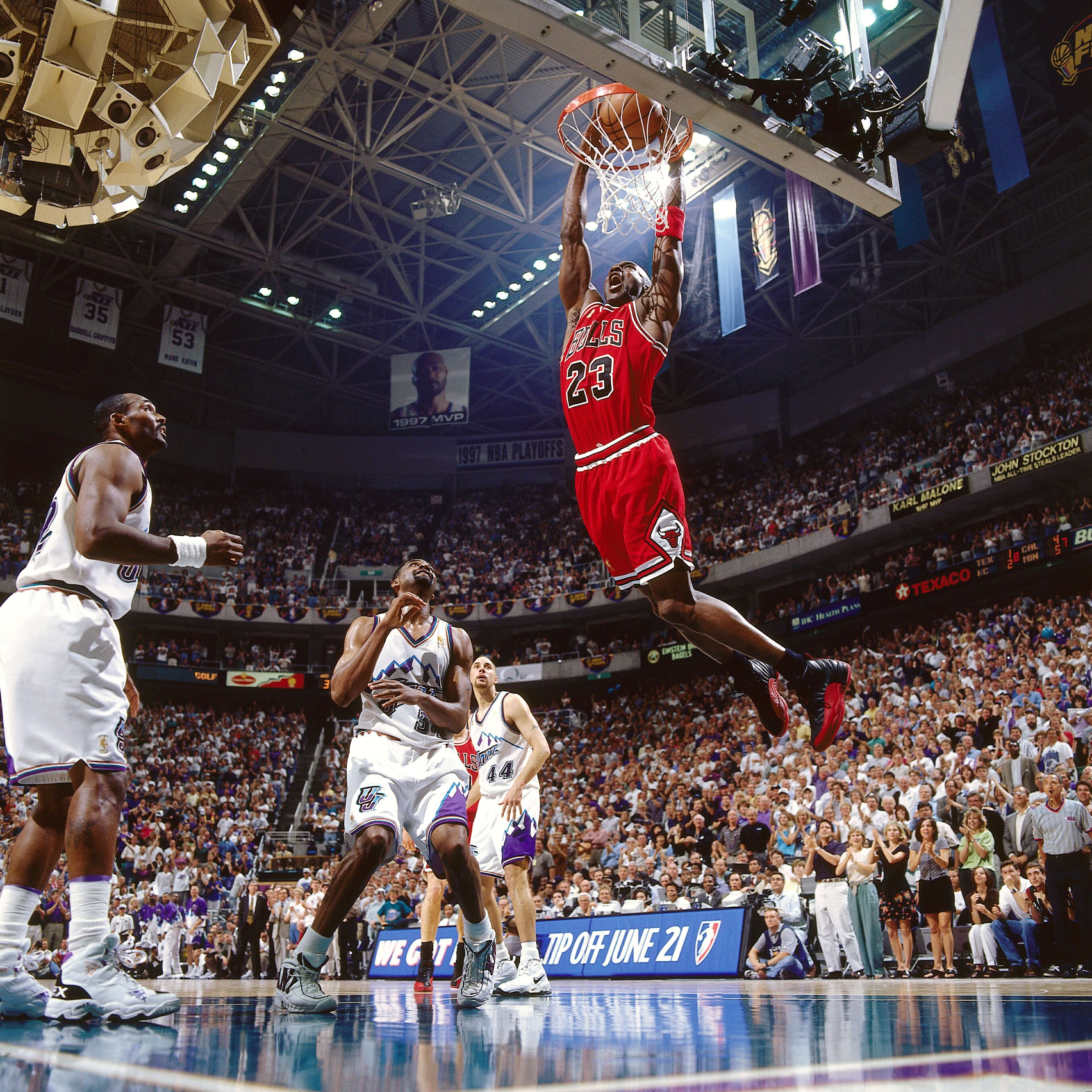 #23 マイケル・ジョーダン シーズンMVP5回、ファイナルMVP6回受賞。10度のシーズン得点王。90年代にシカゴ・ブルズを2度のスリーピート達成に導いた「史上最高のバスケットボール選手」だ。Photo by Getty Imagesバスケットボール記事一覧