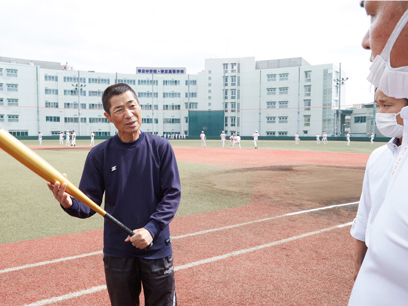 帝京前監督の前田三夫氏高校野球は新基準の金属バット導入でバッティングがどう変わるのか　試打した帝京高校の部員は「音に惑わされる感じがします」＞＞　　photo by Murakami Shogo