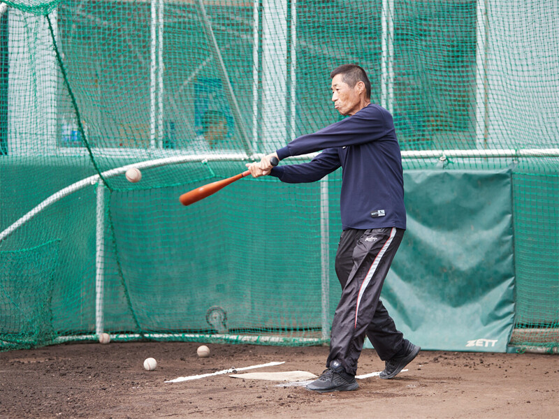 新基準バットの試し打ちをする前田氏高校野球は新基準の金属バット導入でバッティングがどう変わるのか　試打した帝京高校の部員は「音に惑わされる感じがします」＞＞　　photo by Murakami Shogo