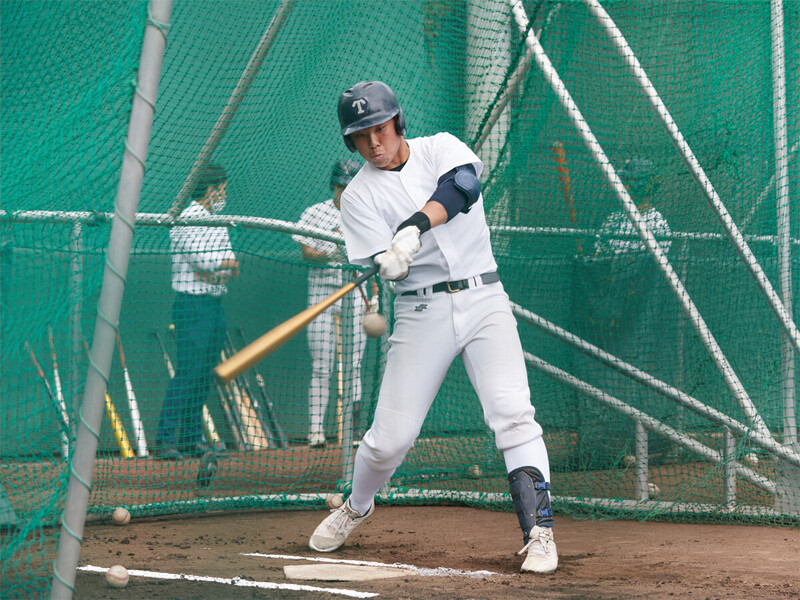新基準バットで練習する帝京２年の奈良飛雄馬選手高校野球は新基準の金属バット導入でバッティングがどう変わるのか　試打した帝京高校の部員は「音に惑わされる感じがします」＞＞　　photo by Murakami Shogo