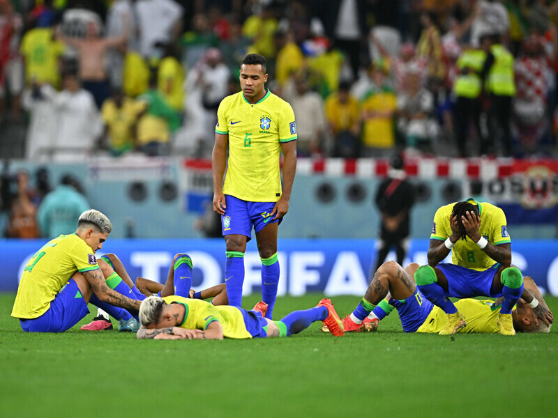 クロアチアに敗れて立ち上がれないでいたブラジルの選手たちブラジル代表に重大危機。次期監督は決まらず、国民は怒りを通り越して無関心に＞＞　　photo by JMPA