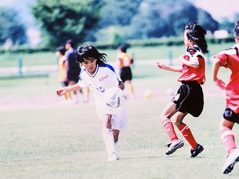 サッカーをプレーしていた小学生の頃の磯さんゴール裏でチャントを歌うアイドル、元NMB48磯佳奈江の溢れる鹿島アントラーズ愛「物心がついた時にはゴール裏にいました」＞＞　　写真：本人提供