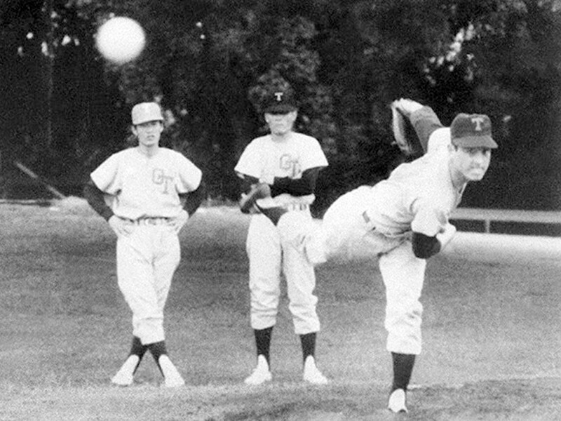 1966年のハワイキャンプで新人の木樽正明（右）を指導する小山正明投手兼コーチ（中）「怪奇現象ピッチング」の320勝投手にロッテのエース・木樽正明が驚愕＞＞　　写真＝共同通信社