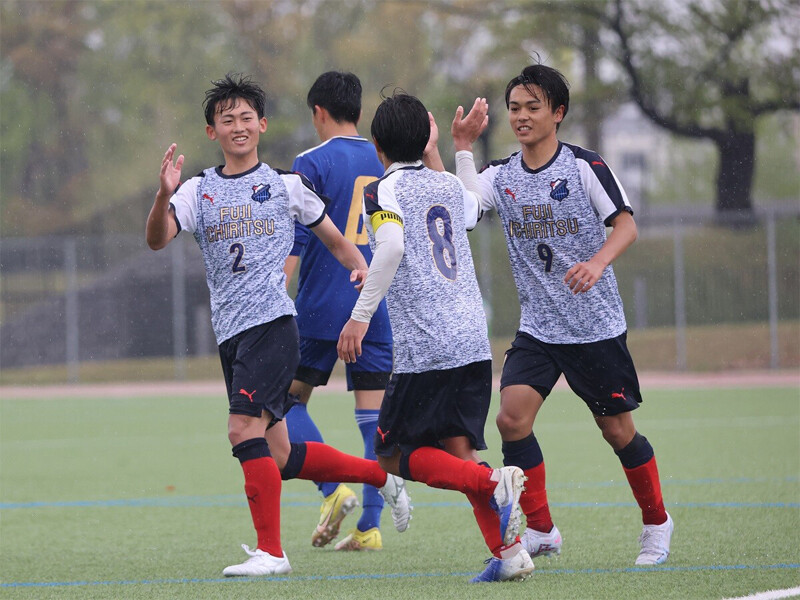 静岡県内の強豪校の地位を確立しつつある富士市立高校「街から高校生がいなくなる」少子化の影響を受ける地方都市 地元の高校サッカーチームが取り組む対策とは＞＞　　photo by Morita Masayoshi