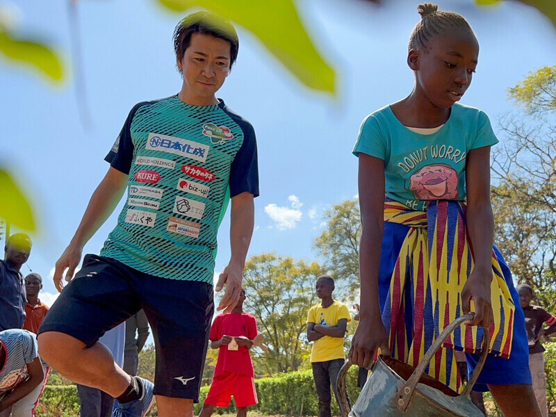 ザンビアでプレーしながら、NPO法人の代表としてさまざまな支援活動を行なっている中町公祐元横浜Ｆ・マリノス中町公祐が体感したアフリカ社会とザンビアサッカーの現実 「大きな音がしたと思ったら銃弾が…」＞＞　　photo by Takeya Kyoichi