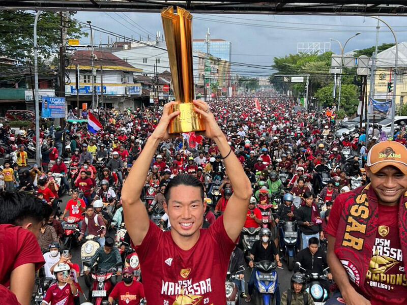 優勝パレードでトロフィーを掲げる南部健造「暴動はいつ起きても不思議ではない」インドネシアのサッカーリーグで活躍　初の優勝を経験した日本人選手の苦労「成功するのは難しい」＞＞　　photo by Nanbu Kenzo