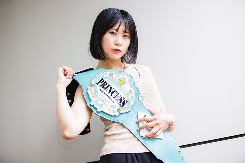 プロレス衣装と覆面でアイドル活動をしていた辰巳リカは