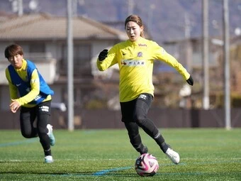 サッカー,女子サッカー,なでしこジャパン,WEリーグ,サンフレッチェ広島レジーナ,中嶋淑乃,ドリブル