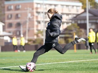 サッカー,女子サッカー,なでしこジャパン,WEリーグ,サンフレッチェ広島レジーナ,中嶋淑乃,ドリブル
