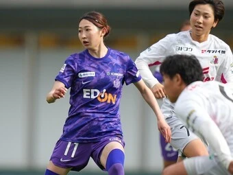 サッカー,女子サッカー,なでしこジャパン,WEリーグ,サンフレッチェ広島レジーナ,中嶋淑乃,ドリブル