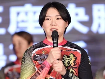 坂口楓華 photo by Takahashi Manabu 記事>>