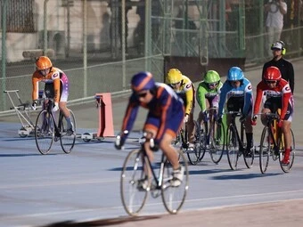 スタート直後 けん制し合う選手たち photo by Takahashi Manabu 記事>>