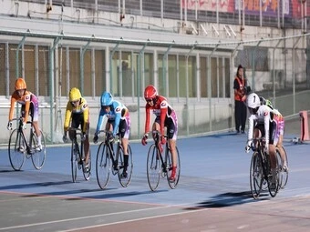 スタート直後 けん制し合う選手たち 一番右が児玉碧衣 photo by Takahashi Manabu 記事>>