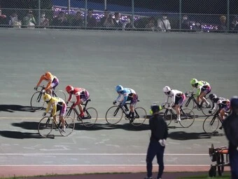 けん制し合う選手たち photo by Takahashi Manabu 記事>>