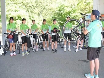 レクチャーを受ける参加者たち photo by Kishiku Torao 記事>>