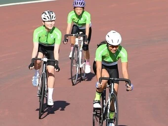 バンクを走る参加者たち photo by Kishiku Torao 記事>>