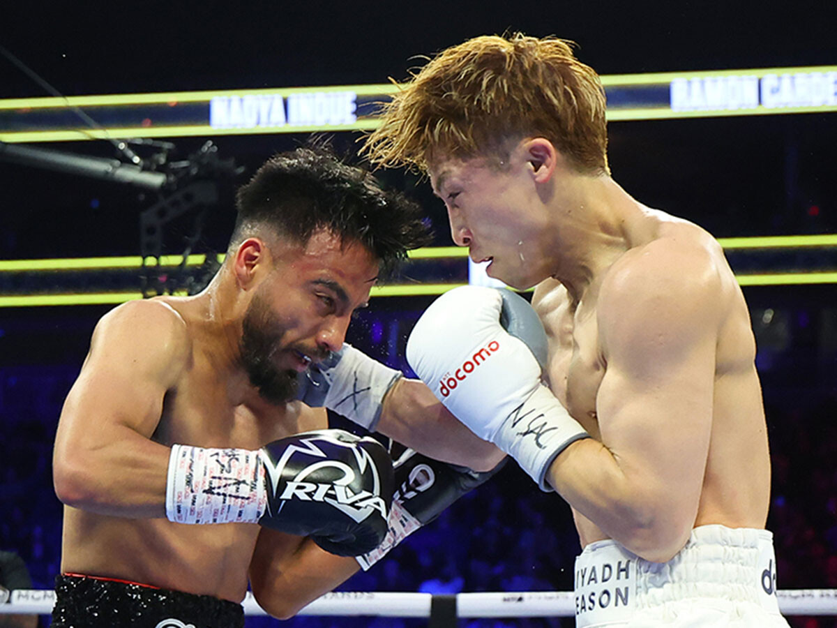 ラスベガスで挑戦者カルデナス（左）を迎え撃った井上　photo by Top Rank