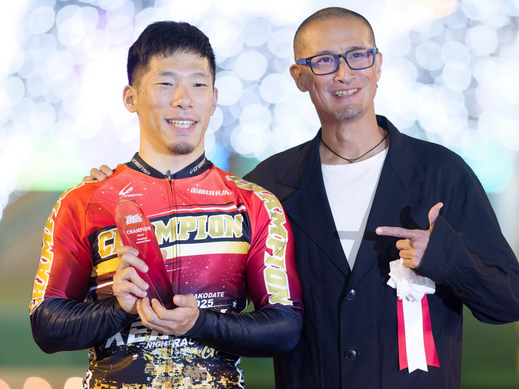 寺崎浩平（左）と第68回オールスター競輪のアンバサダー松岡昌宏（右）　photo by Takahashi Manabu　記事＞＞
