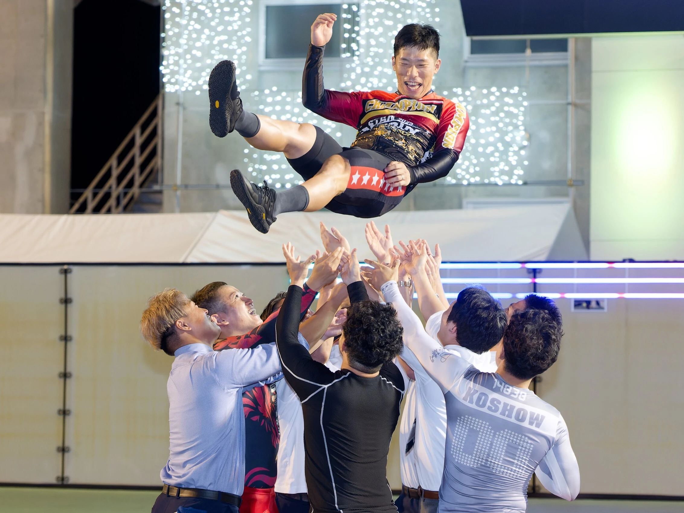 仲間が寺崎浩平を胴上げ　photo by Takahashi Manabu　記事＞＞