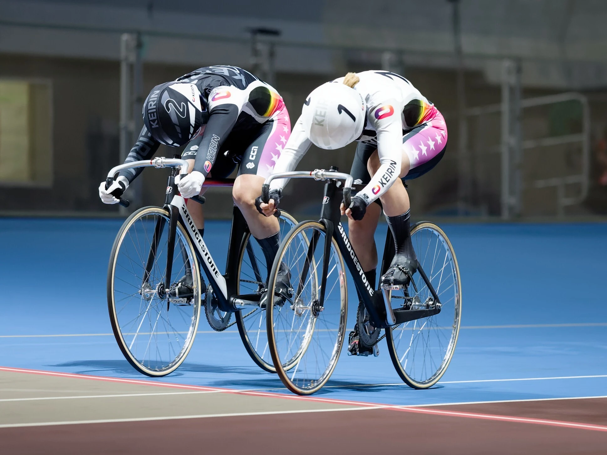 決勝のゴール付近。佐藤水菜(右)と梅川風子 photo by Takahashi Manabu 記事>>