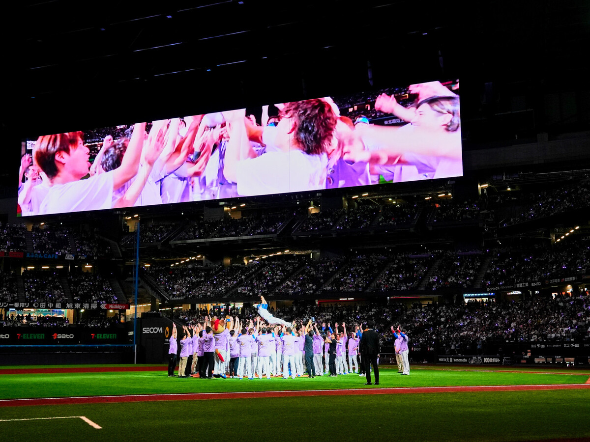 チームメイトから胴上げされる鍵谷陽平氏 ＞＞　　photo by Hosono Shinji