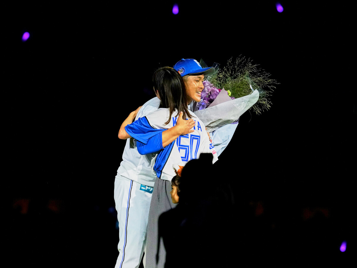 妻の青谷優衣さんから花束をもらう鍵谷陽平氏 ＞＞　　photo by Hosono Shinji