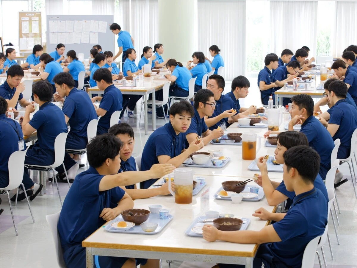 食堂の様子。栄養士がメニューを作成　記事＞＞