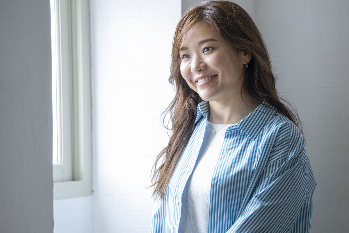 藤巻剛●撮影　photo by Fujimaki Goh森野友香子●ヘアメイク　hair&make-up by Morino Yukako本多仁美●スタイリング styling by Honda Hitomi衣装協力／シャツ ¥7,590 / BRICK &SONS、ノースリーブニット ¥3,960 / キャン カスタマーセンター（テチチテラス）、 デニムパンツ ¥23,100 / RED CARD TOKYO（GUEST LIST） 、メガネ ¥ 37,400 / TLIP ルミネエスト新宿店 、ピアス ¥15,400 / Jouete、 ネックレス ¥72,600 /eteカーリング関連の記事はこちら＞＞カーリング関連の記事はこちら＞＞