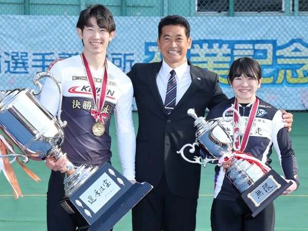 左から沢田桂太郎、神山雄一郎所長、川上いちご photo by Manabu Takahashi 記事>>