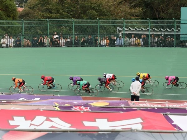 決勝 ラスト周回 photo by Manabu Takahashi 記事>>