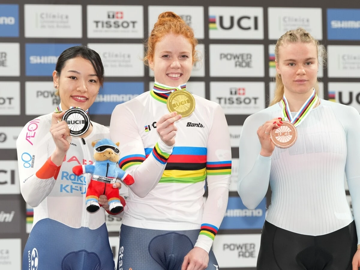 世界選手権でのファンデルワウ（中央）と佐藤水菜（左）　記事＞＞