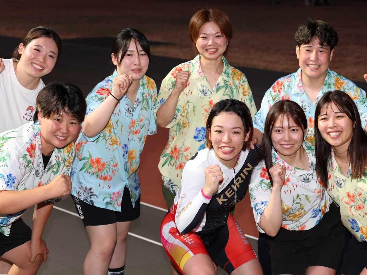 佐藤水菜の優勝を祝福する選手たち　photo by Manabu Takahashi　記事＞＞