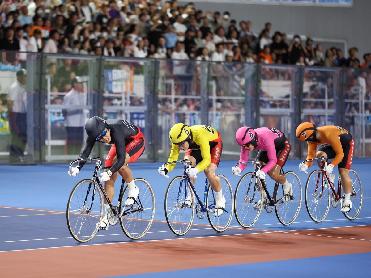 決勝 ラスト１周。先頭は眞杉匠（黒・２番車）　photo by Manabu Takahashi　記事＞＞