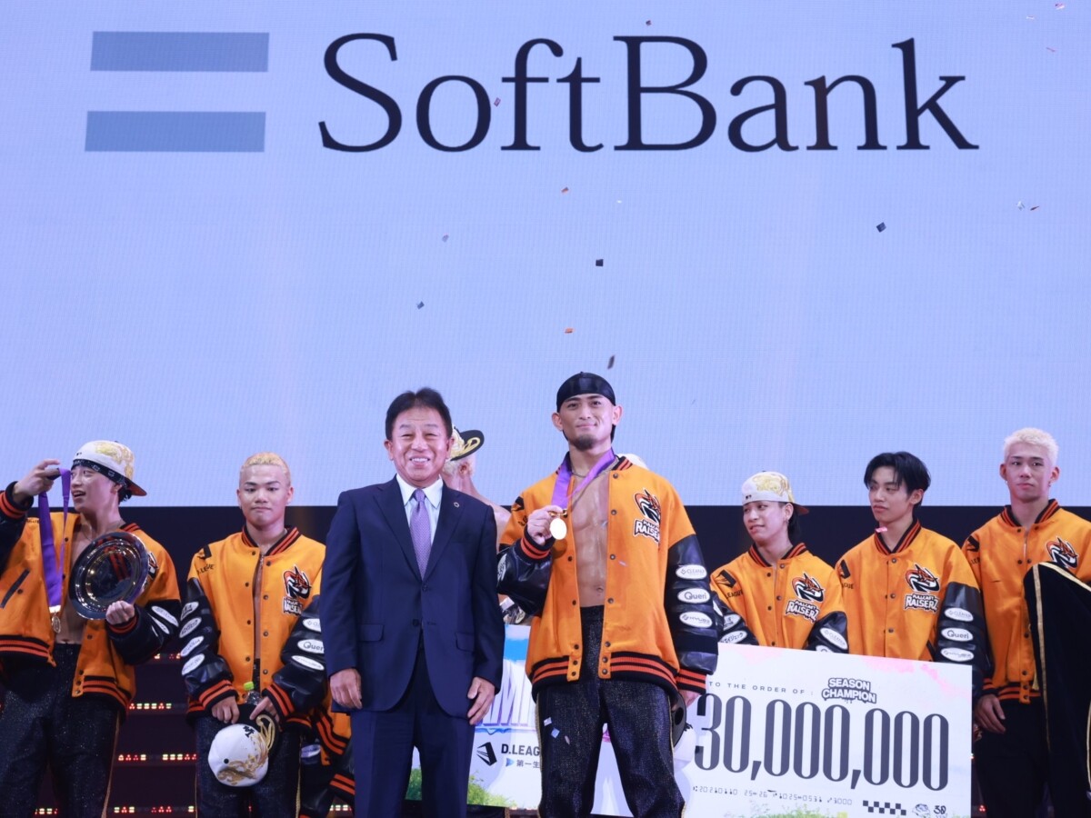 FULLCAST RAISERZとソフトバンク榛葉淳氏（中央左）　©D.LEAGUE 25-26　前編　後編