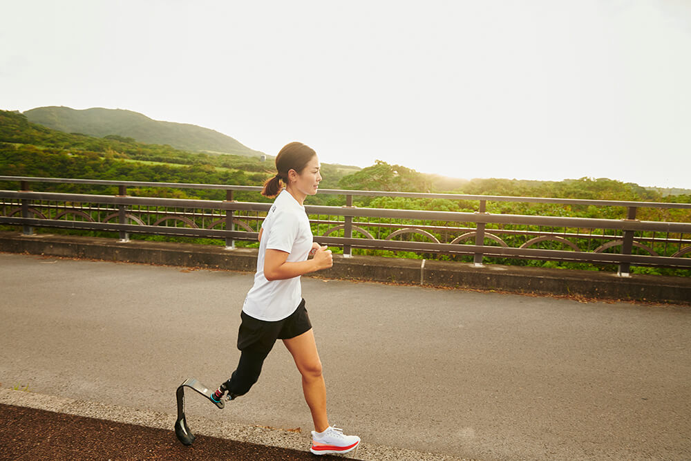 写真：石垣島でランニングするパラトライアスロン谷_真海選手