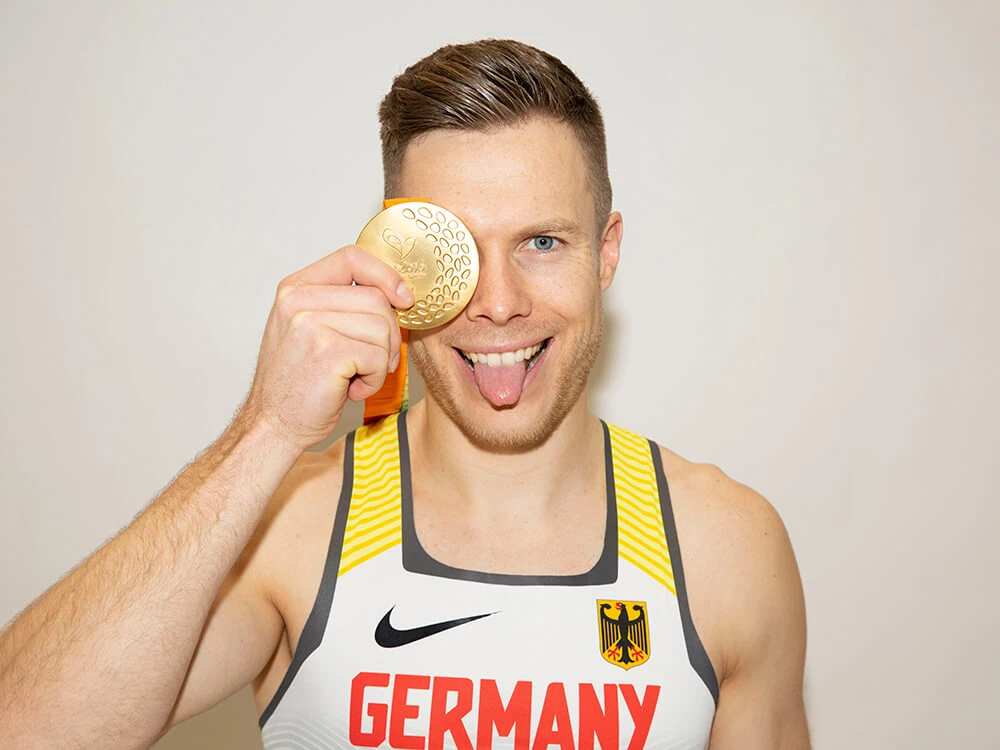 写真：金メダルで右目を隠し、笑顔で舌を出すマルクス・レーム選手