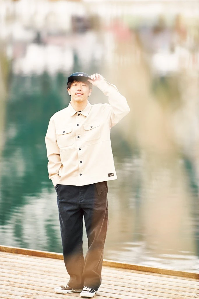 写真:普段着のパラスノーボード/岡本圭司選手